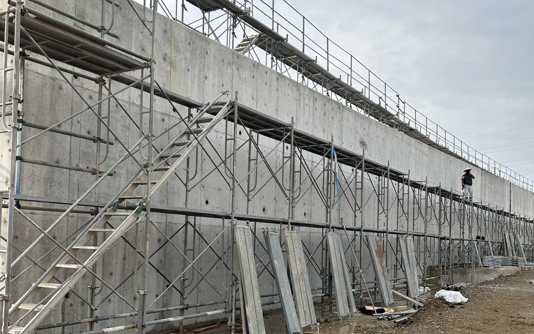 北九州市内の建設現場に設置された足場。高所作業を安全に行うための吊り足場